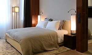 Создание роскошной спальни с деревянной мебелью